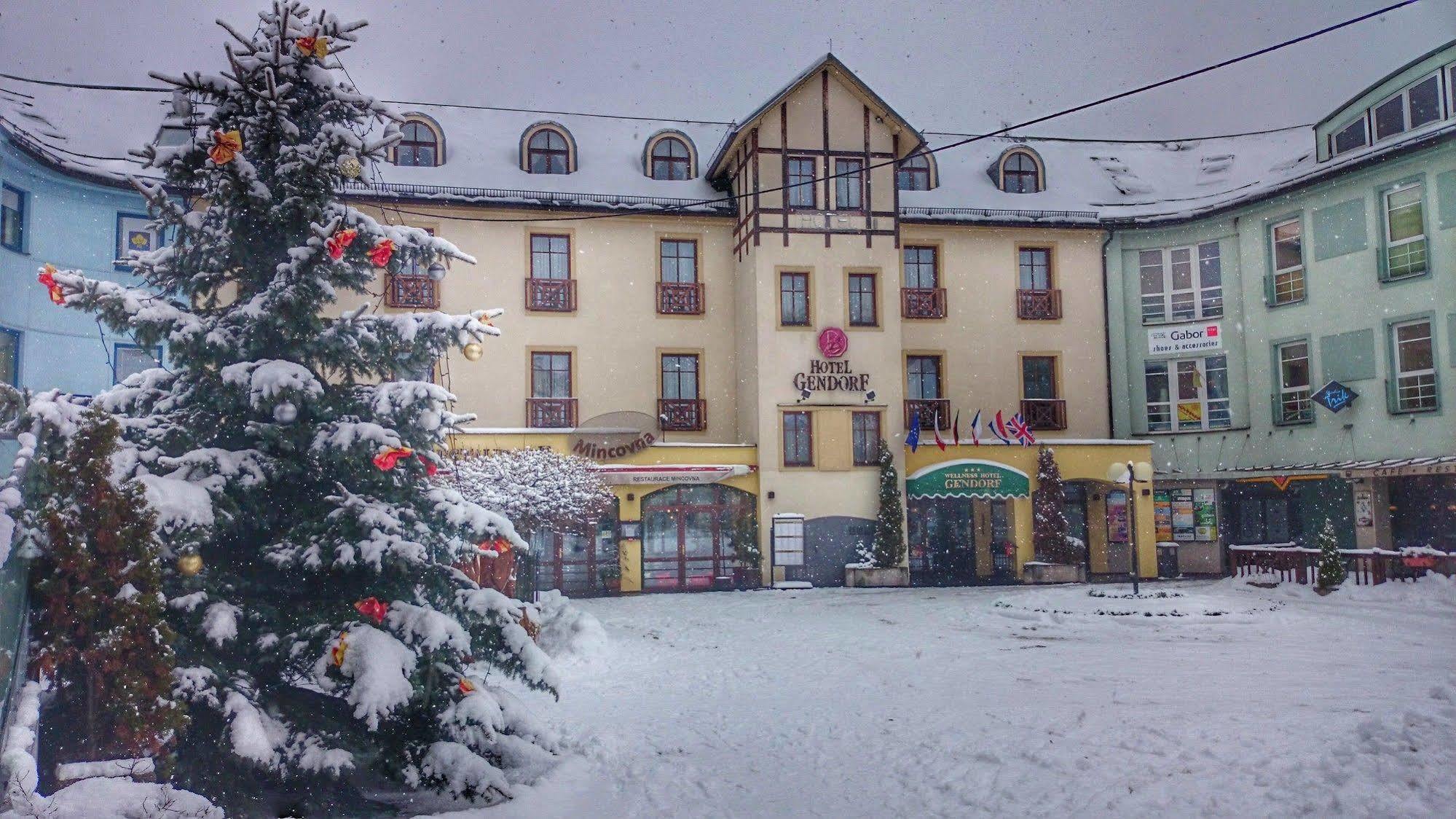 Hotel Gendorf วัลคาบี ภายนอก รูปภาพ